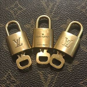 AUTH! 1 Louis Vuitton Lock + 1 Louis Vuitton Key